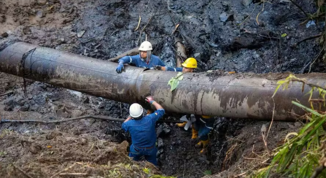Trabalhadores consertam oleoduto em El Reventador, província de Sucumbios, Equador: deslizamentos pelas chuvas elevam risco de vazamento de óleo