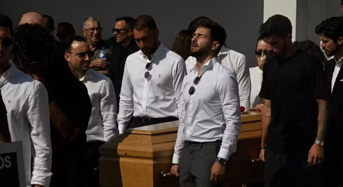 Ex-colegas de profissão carregam caixão em enterro de Diogo Jota e do imrão André Silva