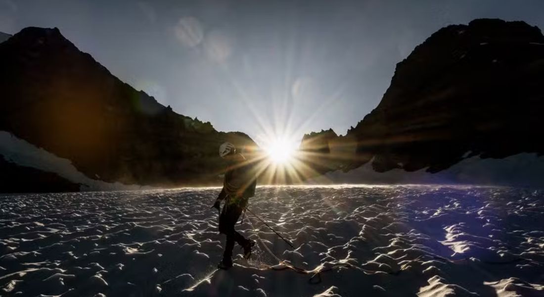 Um montanhista caminha na Geleira de la Selle, no Maciço de Écrins, França