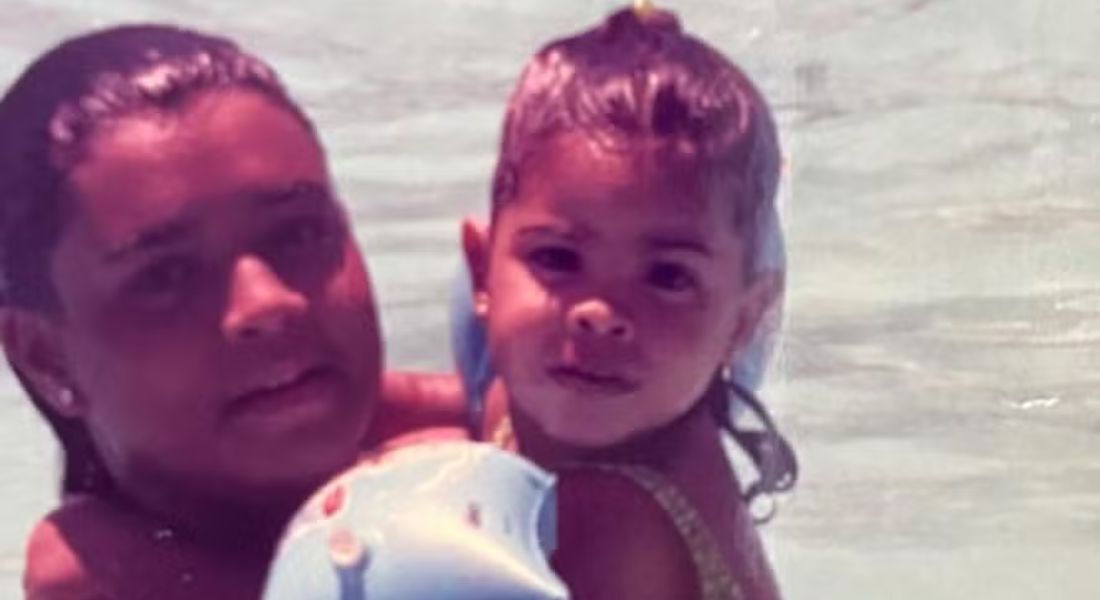 Preta Gil com a irmã Bela nos braços