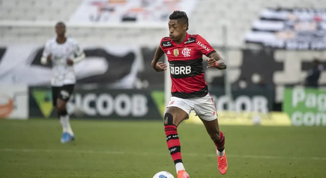 Bruno Henrique é acusado de forçar um cartão amarelo para favorecer apostas esportivas