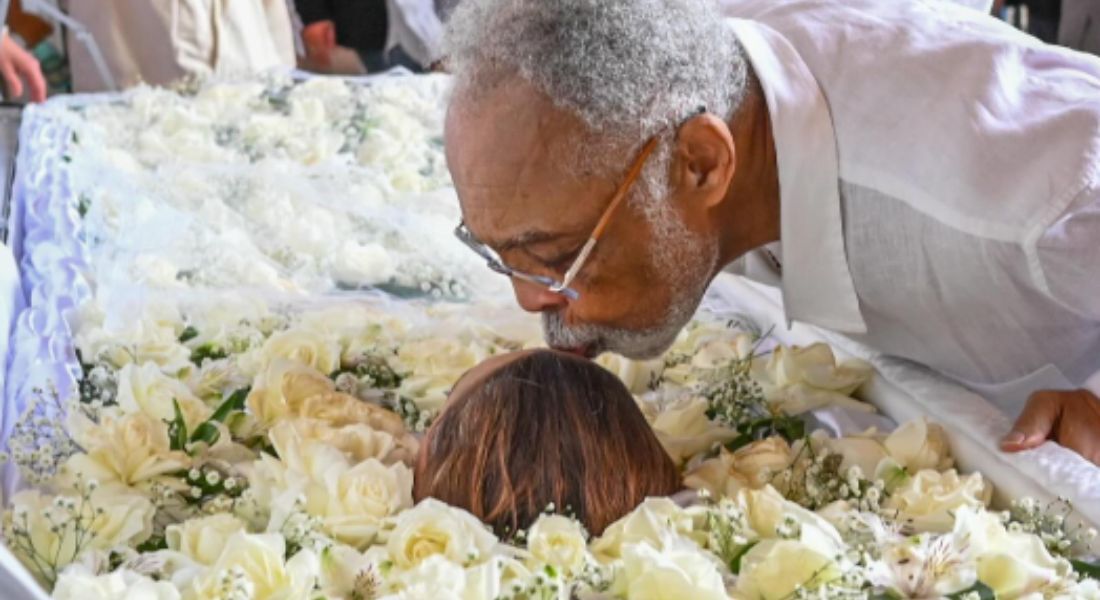 Gilberto Gil beija cabeça de Preta Gil no velório da filha
