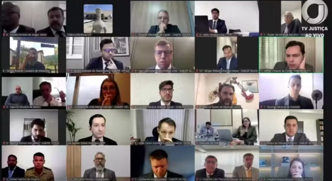 Militar apareceu fardado em audiência do processo da tentativa de golpe no STF (última imagem na primeira coluna) 