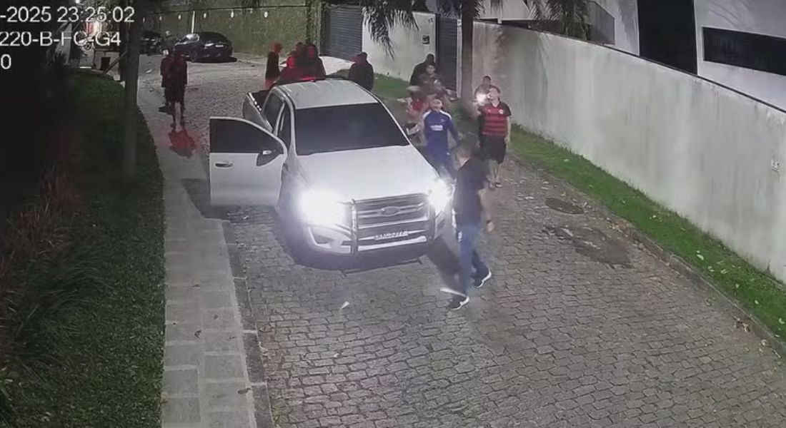 Novas imagens mostram Oruam atacando o carro da Polícia Civil com pedras e socos no vidro do veículo