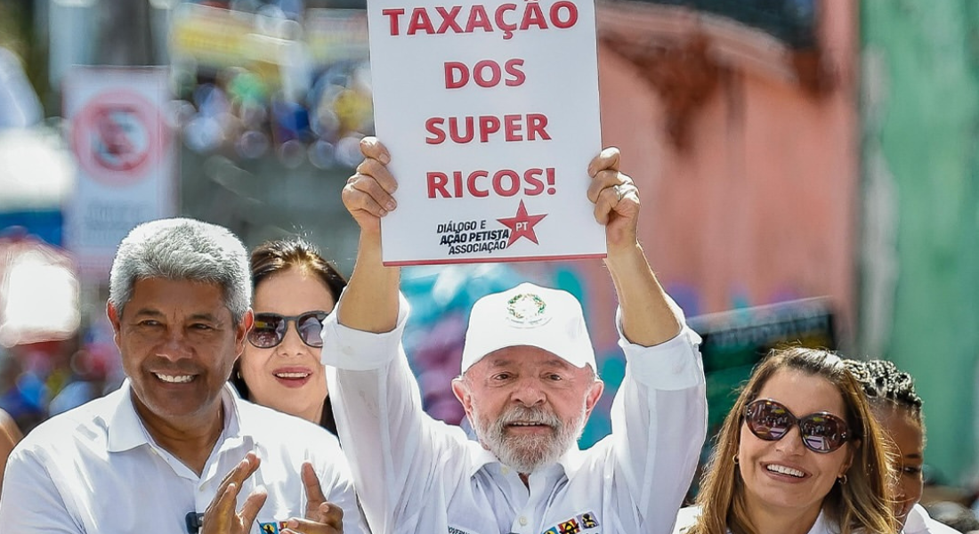 Lula segurou o cartaz durante manifestação nesta quarta-feira (2)