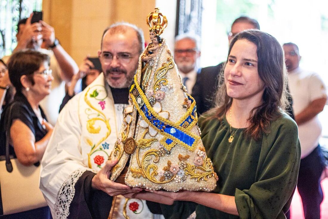 Governadora de Pernambuco, Raquel Lyra, recebe a imagem de Nossa Senhora de Nazaré
