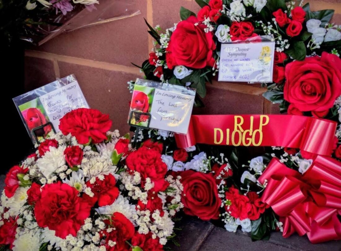 Torcedores prestam homenagem a Diogo Jota no entorno de Anfield, estádio do Liverpool