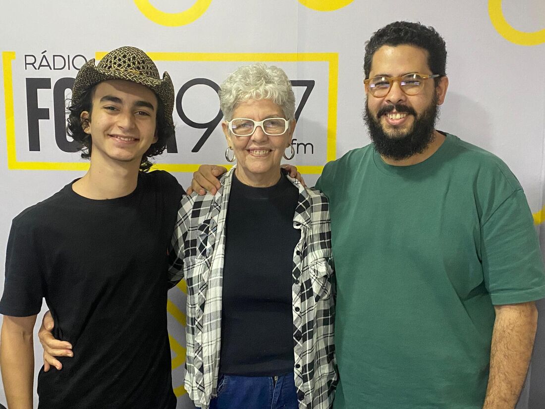 Jovem músico Guilherme do Acordeon, Patrícia Breda e o professor Júlio César na Rádio Folha FM