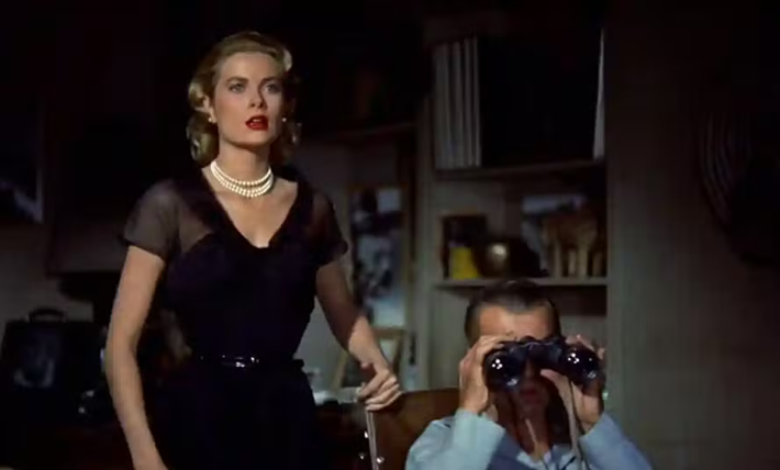 Grace Kelly e James Stewart em cena de 'Janela Indiscreta', filme de Hitchcock