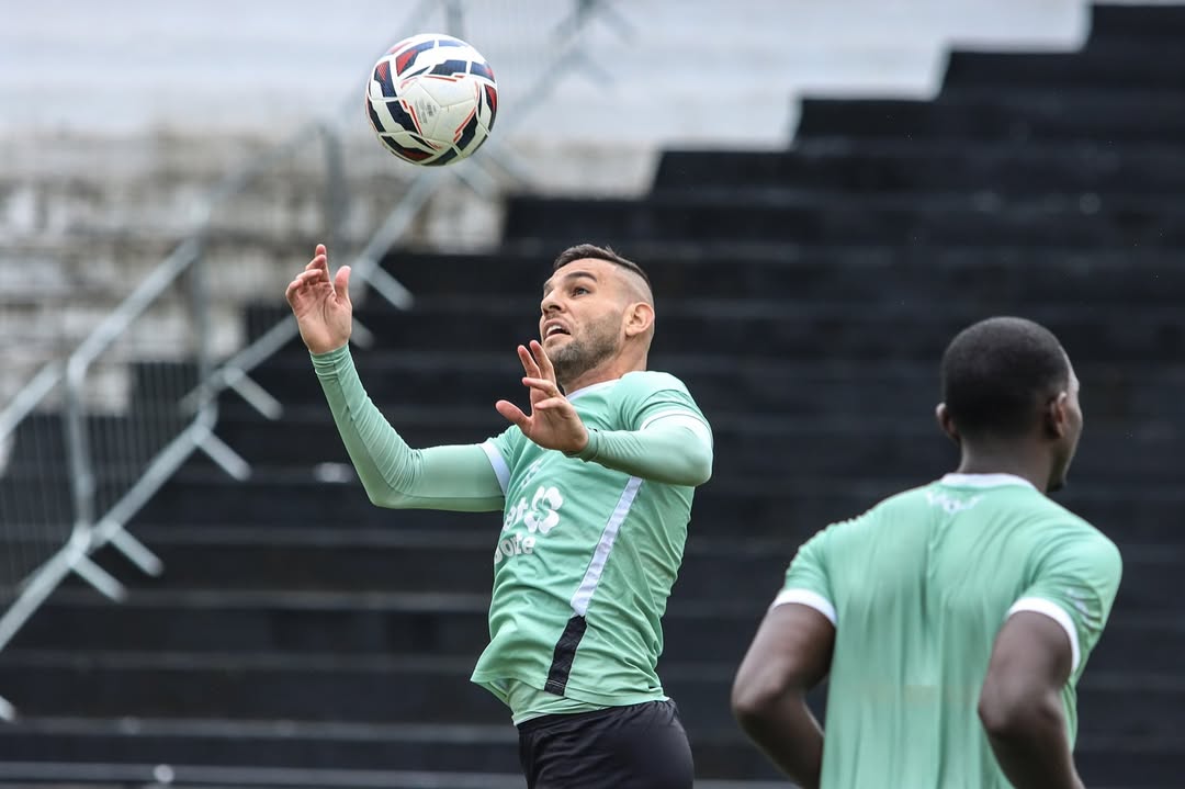 William Alves, zagueiro do Santa Cruz, volta a ser titular após dois meses 