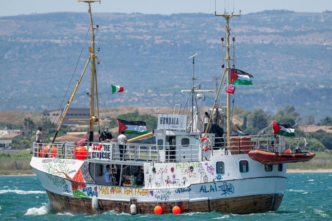 Barco carregado de ajuda aproxima-se do litoral de Gaza