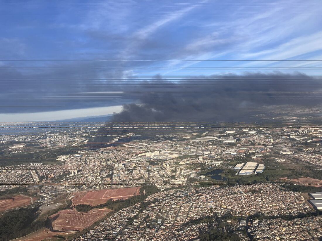 Incêndio atinge indústria em Guarulhos