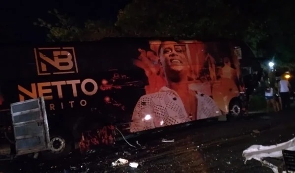 Colisão envolvendo ônibus da banda de Netto Brito mata três