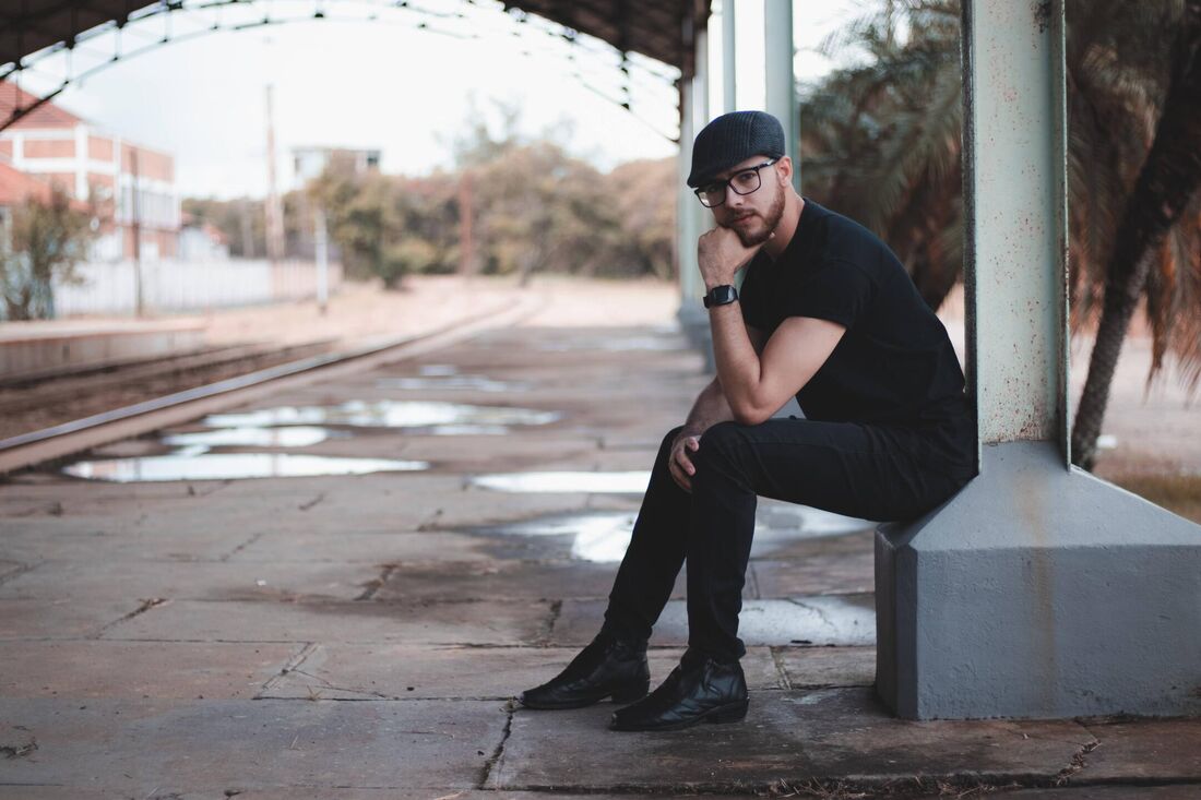 Fabson Gabriel Pereira é escritor e jornalista. Nascido em Pernambuco, reside atualmente em Valinhos, no interior de São Paulo