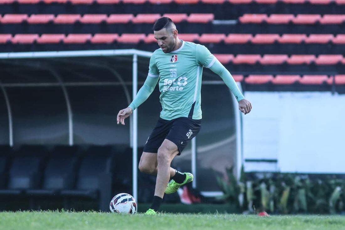 William Alves, zagueiro do Santa Cruz, foi bem contra o Treze e briga por uma vaga de titular no mata-mata 