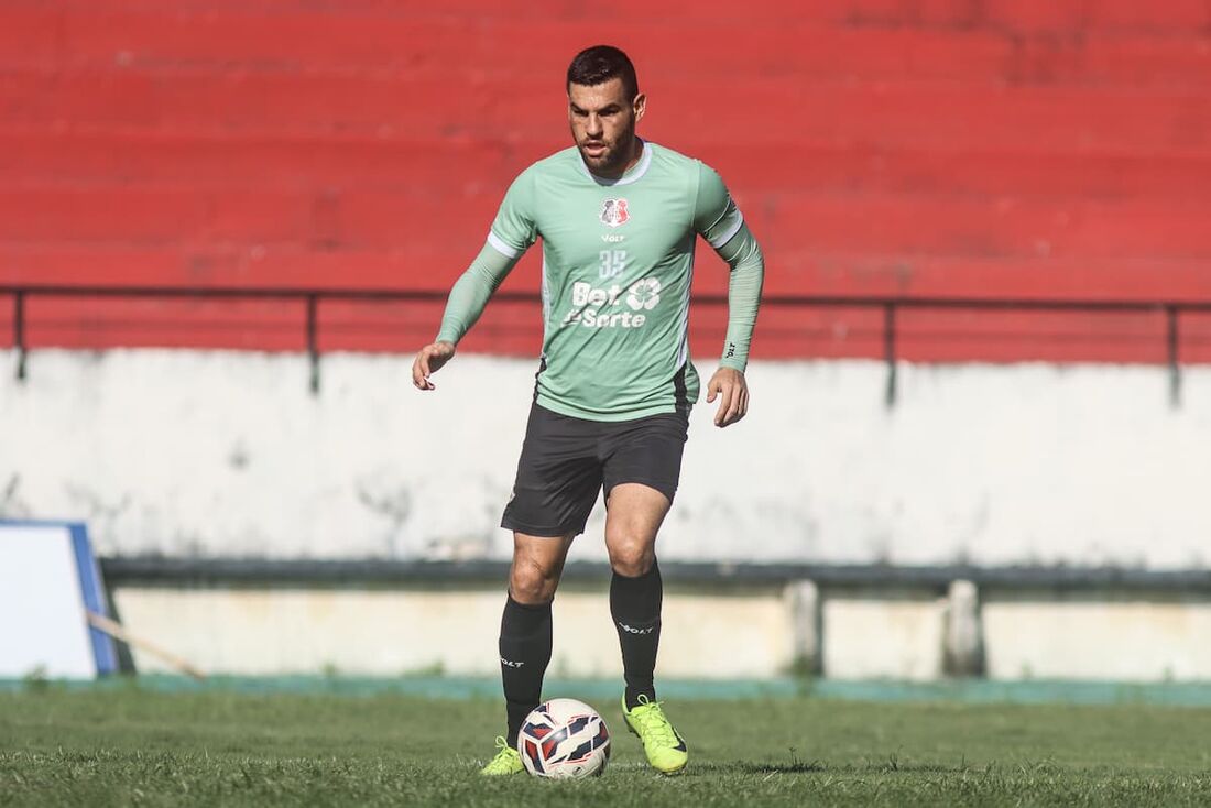 William Alves assume vaga de titular do Santa Cruz após dois meses fora 