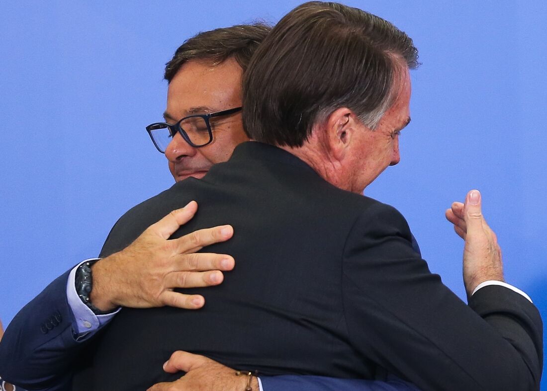 Presidente da República, Jair Bolsonaro,cumprimenta o ministro de Estado do Turismo, Gilson Machado, durante à cerimônia de posse no Palácio do Planalto