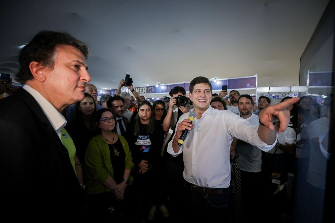 No pavilhão da SBPC, na Universidade Rural de Pernambuco, o prefeito do Recife, João Campos (PSB), explica ao ministro da Educação, Camilo Santana, como funciona o aplicativo Conecta Recife