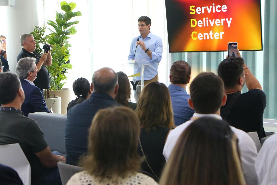Prefeito do Recife e presidente nacional do PSB, João Campos