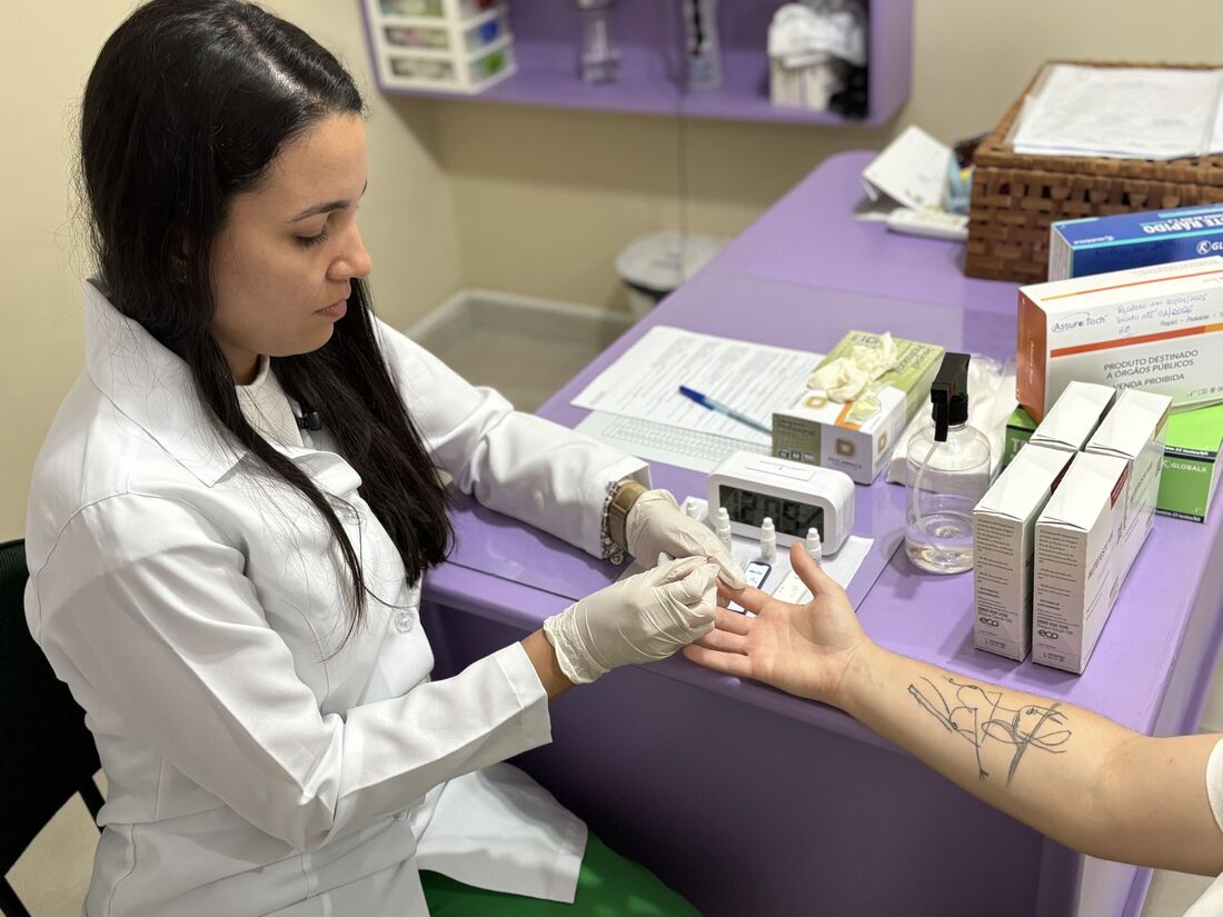 A ONG Gestos realiza orientações gratuitas sobre hepatites virais com acompanhamento de equipes de enfermagem