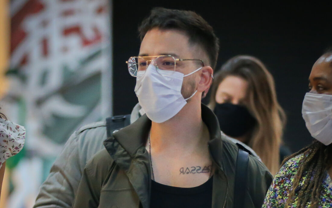 Junior Lima, de máscara, em aeroporto no Rio de Janeiro; Cantor tomou atitude para proteger sua filha, Lara