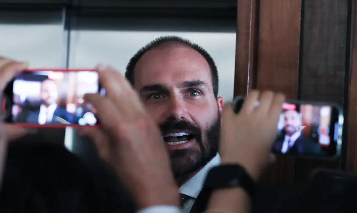 Eduardo Bolsonaro pede resposta dos Estados Unidos