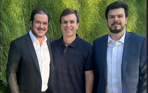 O presidente nacional do União Brasil, Antônio Rueda, ao lado do ex-prefeito de Petrolina Miguel Coelho e do deputado federal Fernando Filho