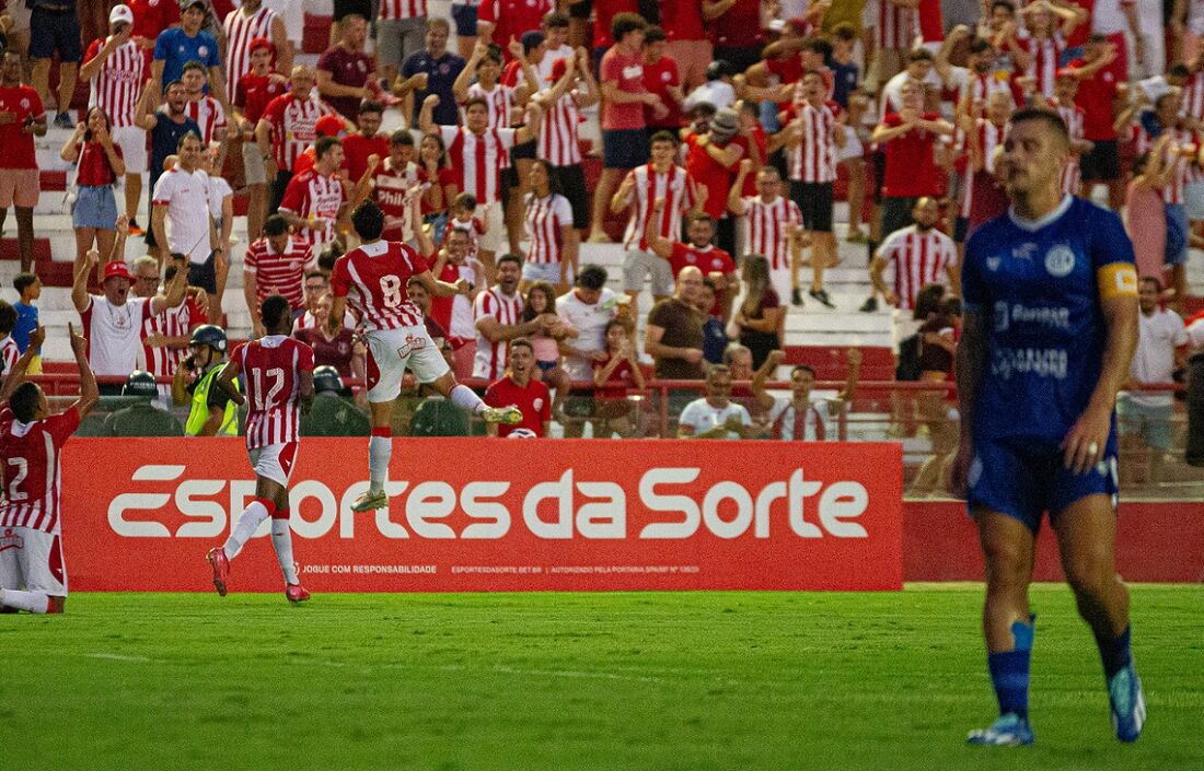 Marco Antônio comemora gol contra o Confiança