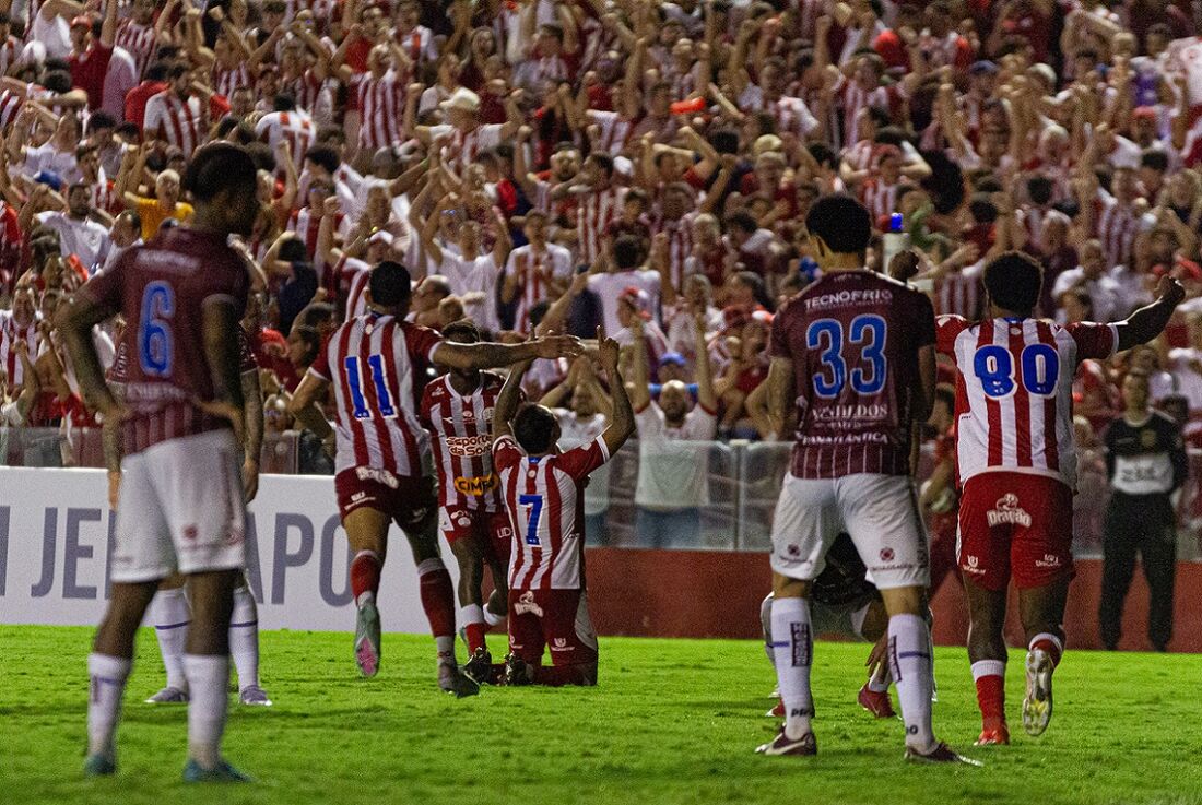 Náutico comemora gols nos Aflitos diante do Caxias