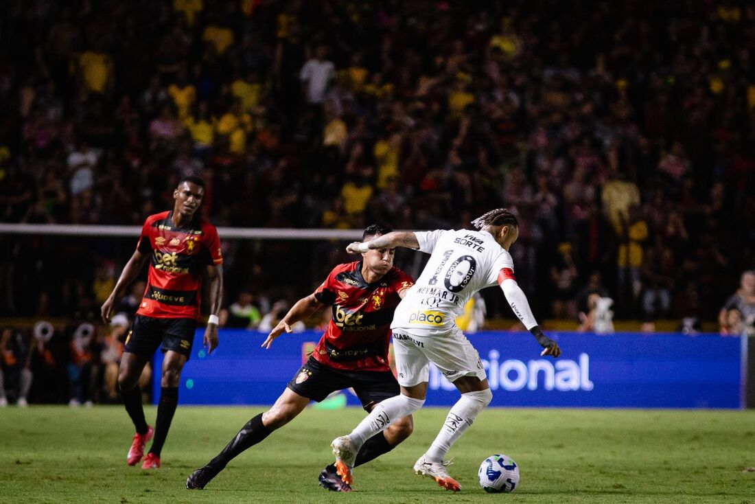 Neymar, em jogo entre Santos e Sport, na Ilha do Retiro