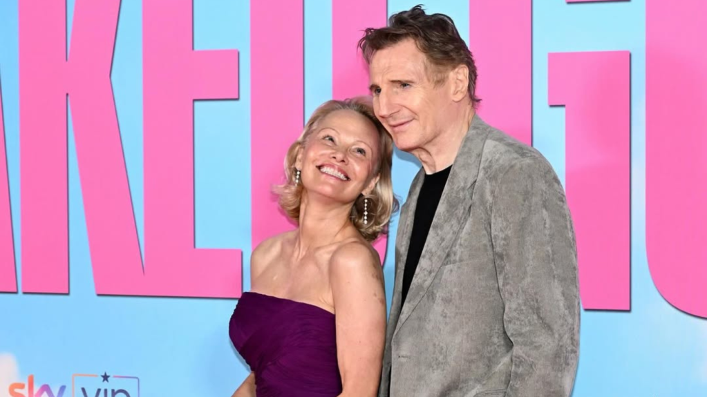 Os atores Pamela Anderson e Liam Neeson estão namorando, segundo a revista People
