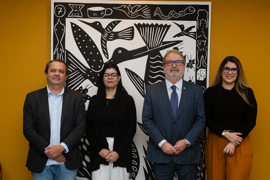 Coordenador do curso, professor Ernani Carvalho, gestora dos cursos de pós-graduação, Ana Paula Albuquerque, diretor-geral da Esmape, desembargador Jorge Américo e secretária executiva da Escola, Izabella Pimentel
