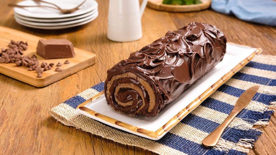 Rocambole de chocolate é sobremesa bonita e saborosa