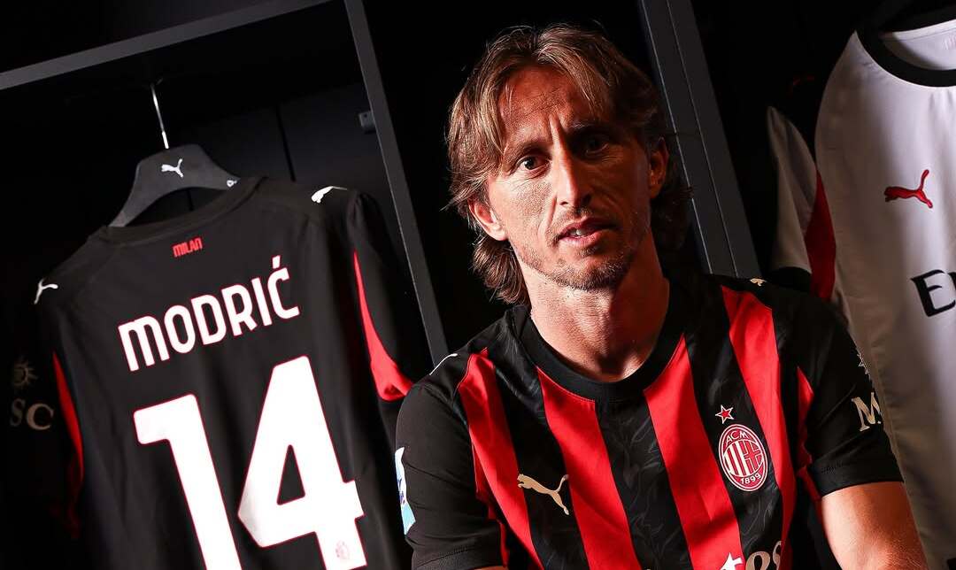 Luka Modric com a camisa do Milan