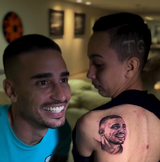 Torcedora homenageou o atacante Thiago Galhardo com tatuagem 
