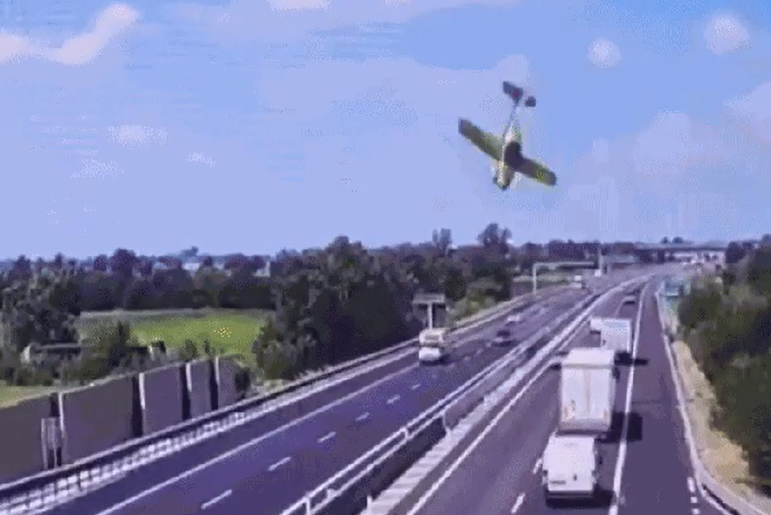 Imagens mostram o momento em que a aeronave sofre uma queda vertical