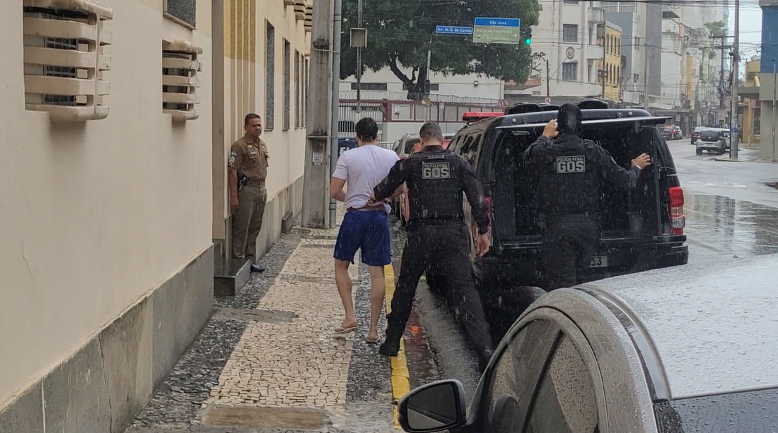 Acusado chegou ao fórum perto das 8h30