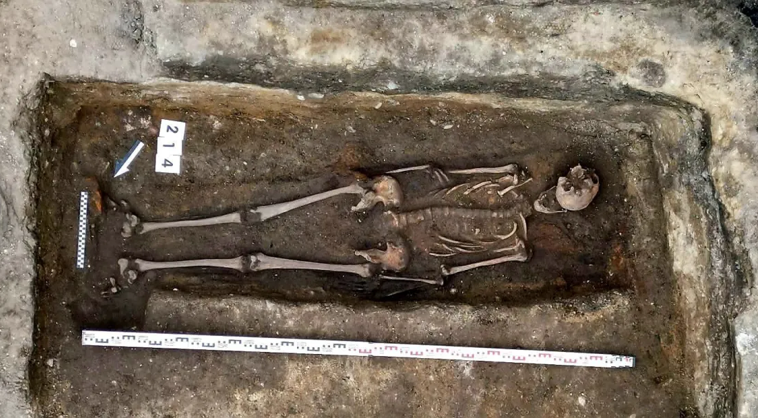 Esqueleto completo de um cavaleiro medieval foi encontrado enterrado sob uma sorveteria fechada na cidade de Gdansk, na Polônia