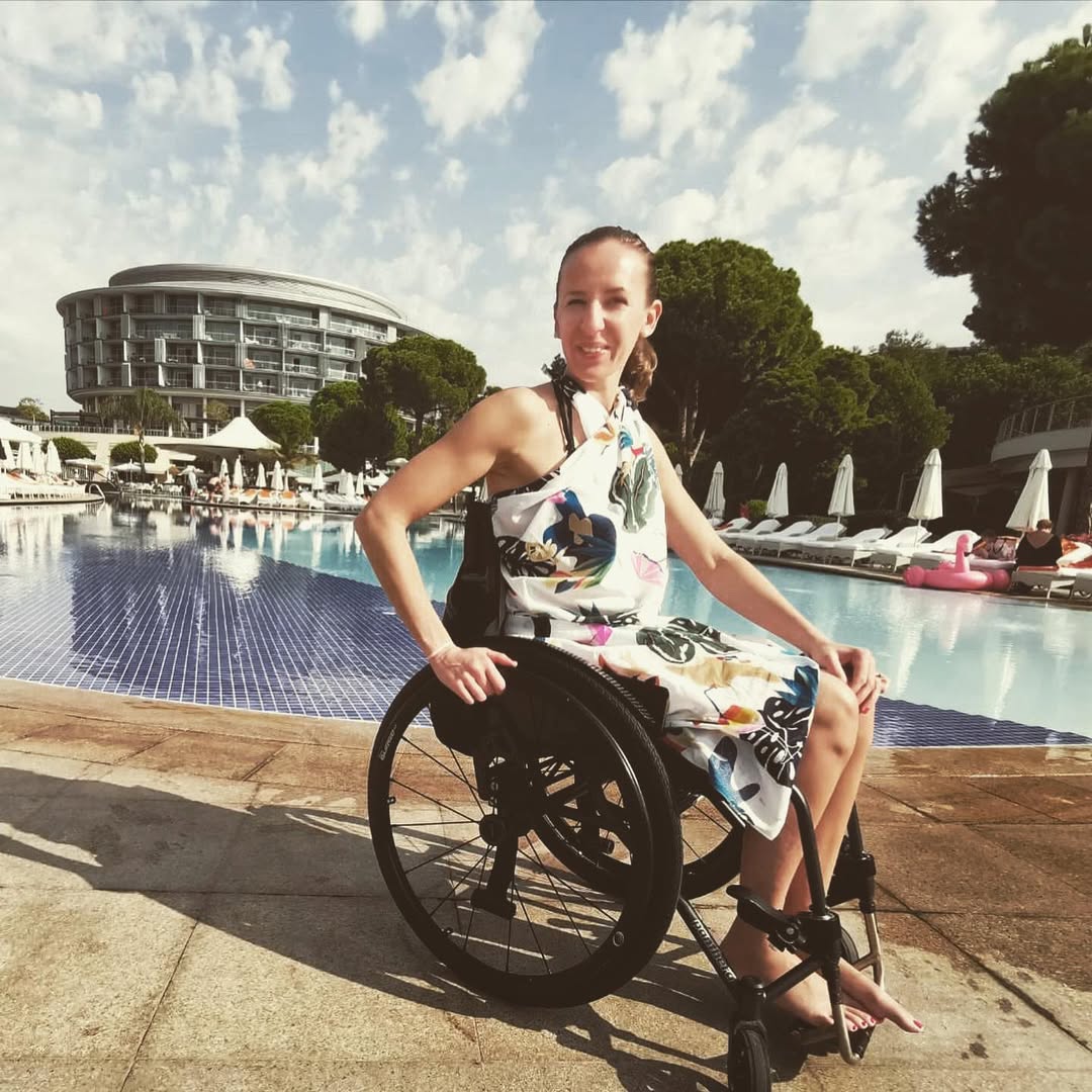 A triatleta Marta Dombi sofreu uma lesão cerebral e ficou paraplégica em 2018 após um grave acidente de bicicleta