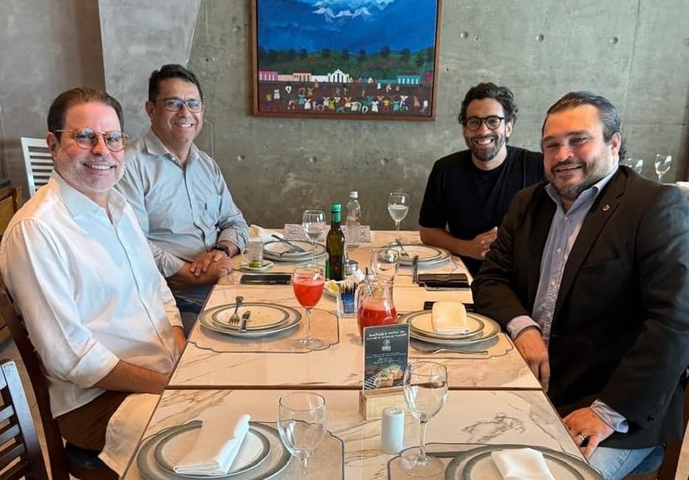 Cúpula dos presidentes do Santa Cruz se reuniram nesta sexta-feira (11); Manoel Júnior (dir.baixo) assueme o Conselho Fiscal