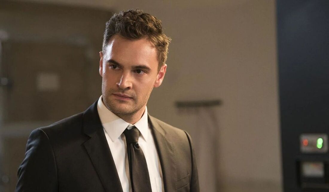 Tom Bateman viverá Adam Carlsen na adaptação de "A Hipótese do Amor"