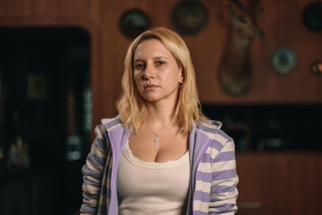 Lorena Comparato como Elize Matsunaga no filme "Uma garota de classe"