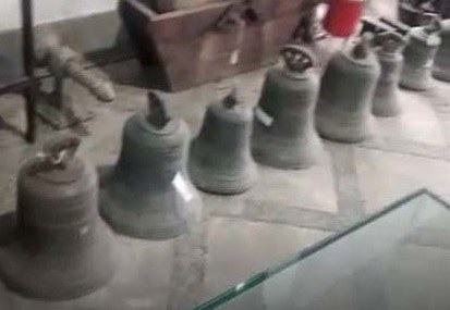 Os sinos possuem cerca de 40 cm de altura e 30 cm de diâmetro