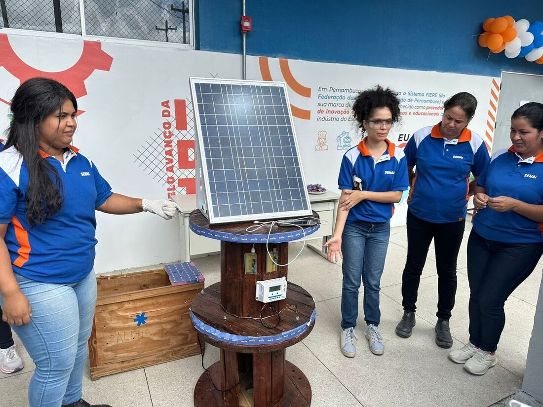 As estudantes do Senai Areias, na Zona Oeste do Recife, desenvolveram um carregador de celular alimentado por energia solar