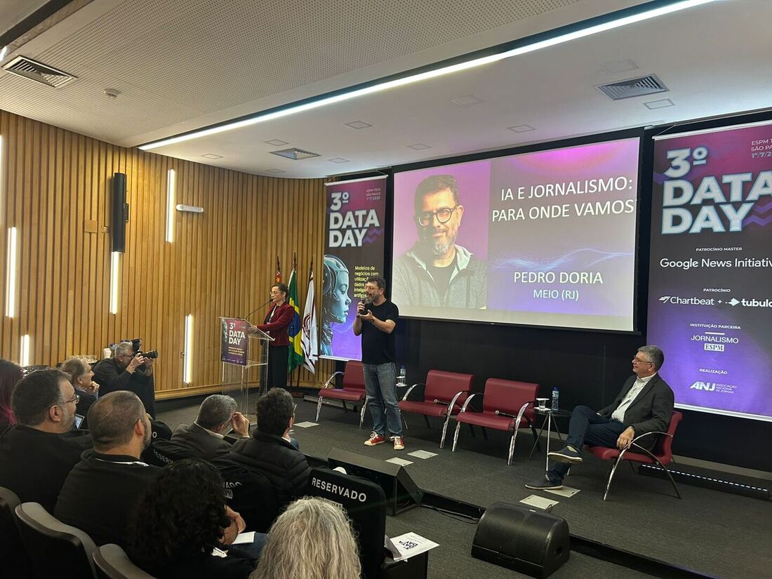 O jornalista Pedro Doria comandou o painel de abertura: "IA e Jornalismo: para onde vamos?"