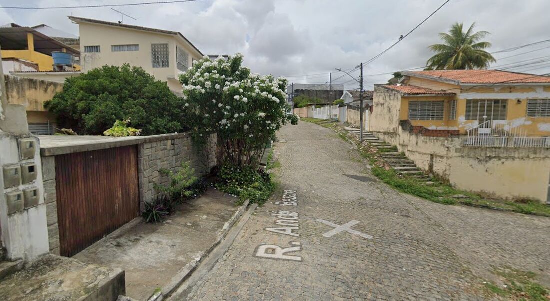 Emlurb informou que um abatimento (afundamento) na rede de drenagem surgiu na via fazendo o pavimento ceder