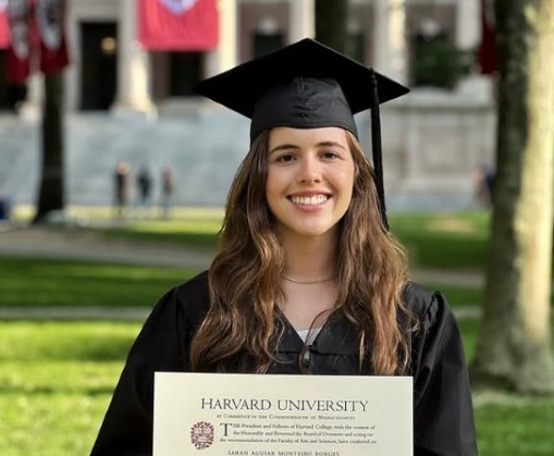 Sarah Borges durante sua cerimônia de graduação em Harvard