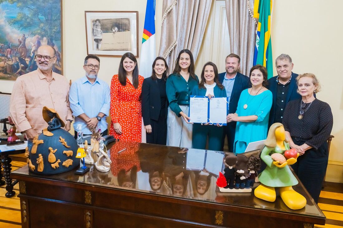 Mirella Almeida e Raquel Lyra assinam ordem de serviço para requalificação do MAC, em Olinda