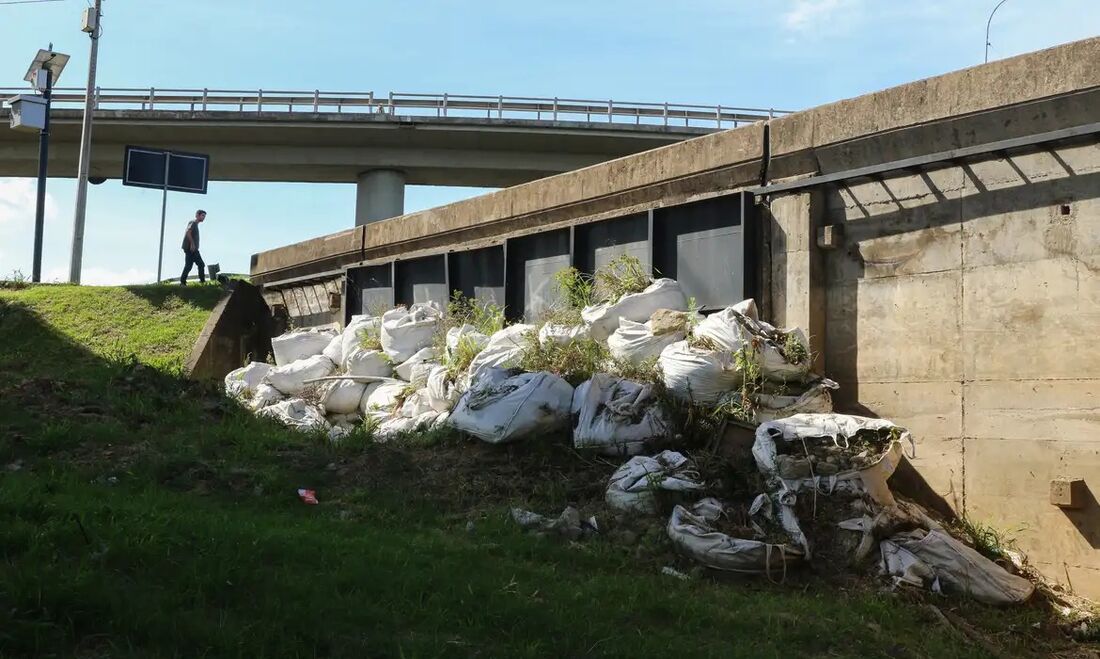 Nível do Guaíba recua, e prefeitura de Porto Alegre reabre comportas