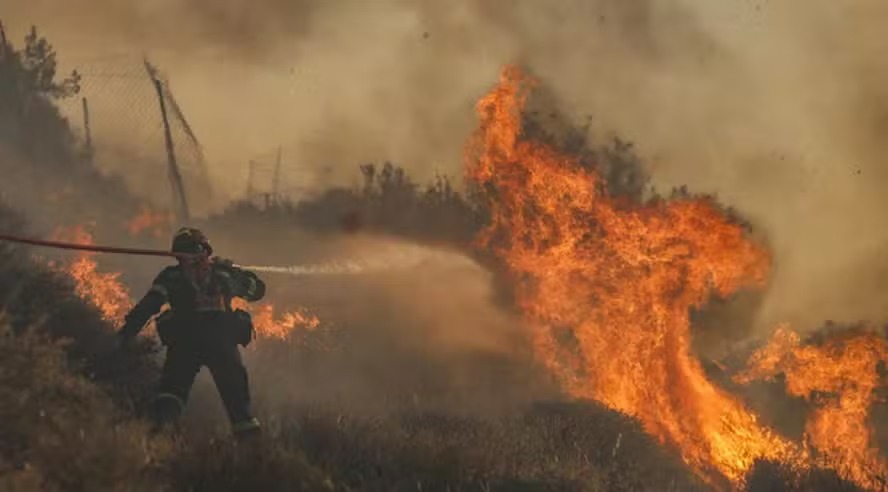 Grécia é vítima de incêndios florestais alimentados por ventos fortes, seca e calor ligados às mudanças climáticas